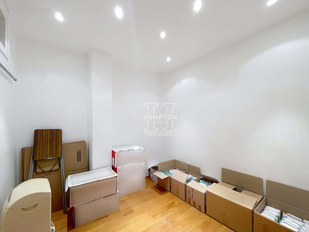 Commerce à PARIS-16E