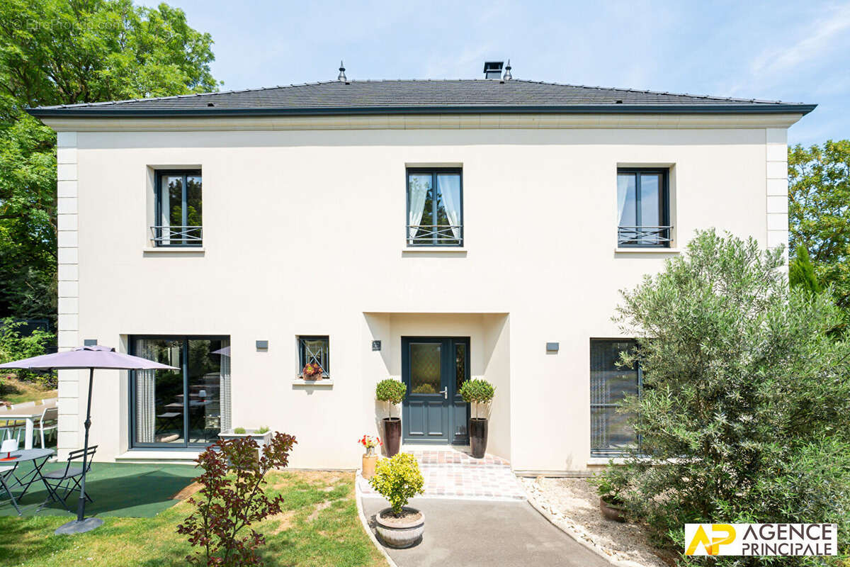 Maison à LE MESNIL-LE-ROI