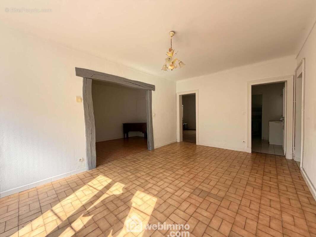 Une pièce de vie de 38 m² - Maison à CREPY