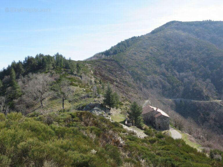 Notre dame de la Rouvière, bâtisse en pierre sur 3.5 Hectares de terrain. - photo 2