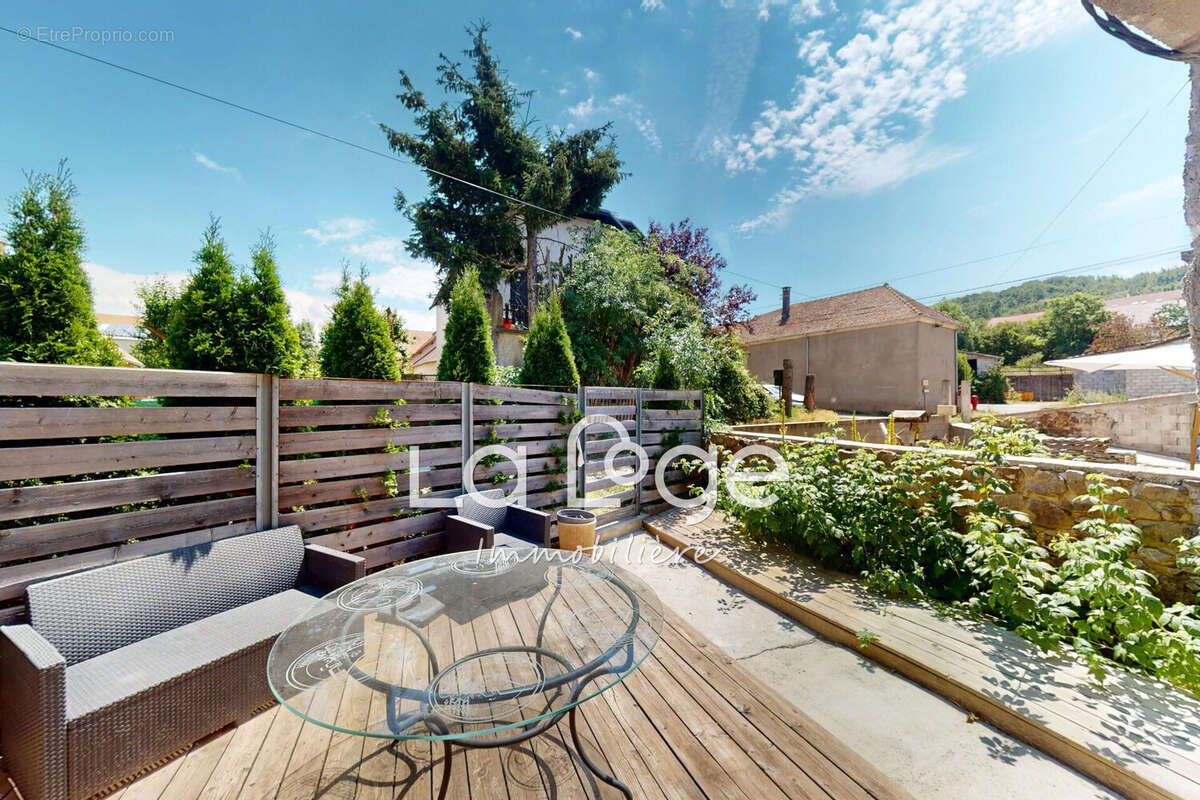 Maison 105 m² à Saint-Laurent-Du-Cros  - photo 2