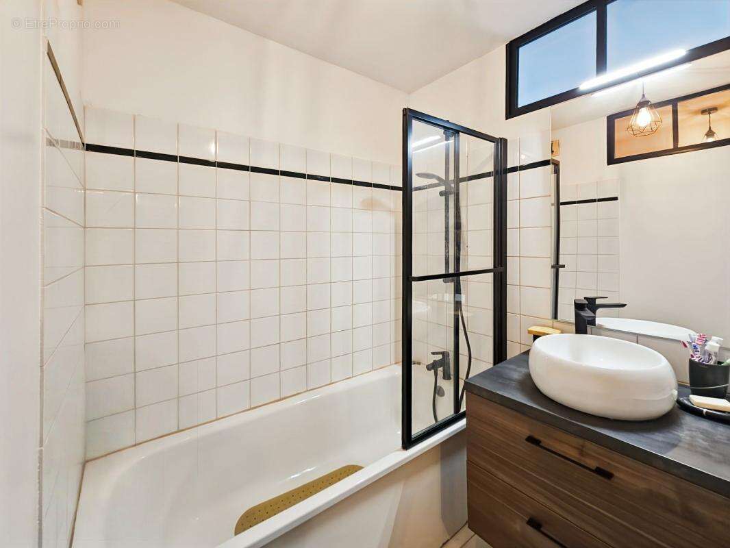 A vendre à Uzès - Appartement T3 65m² + 2 stationnements - photo 8