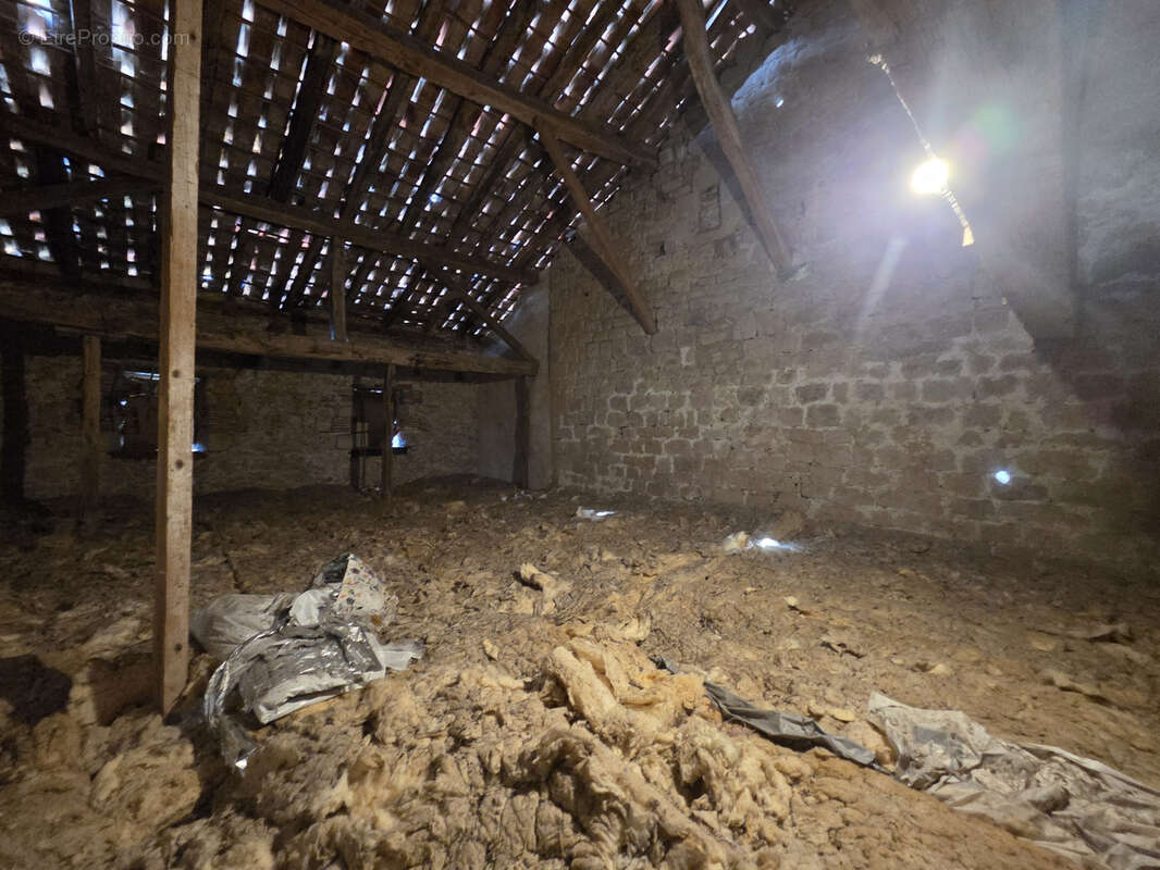 Maison de village de 228 m2 à rénover à fort potentiel - photo 13