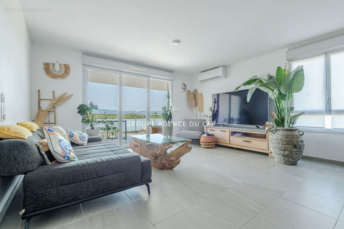 PUGET-SUR-ARGENS  Appartement 3 pièces de 88 m² avec terrasse de 21m²,  garage et piscine - photo 2
