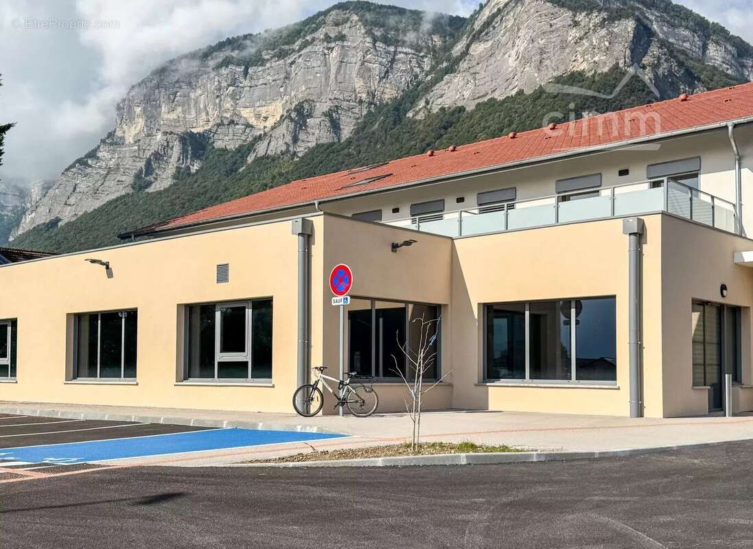 Commerce à LA TERRASSE