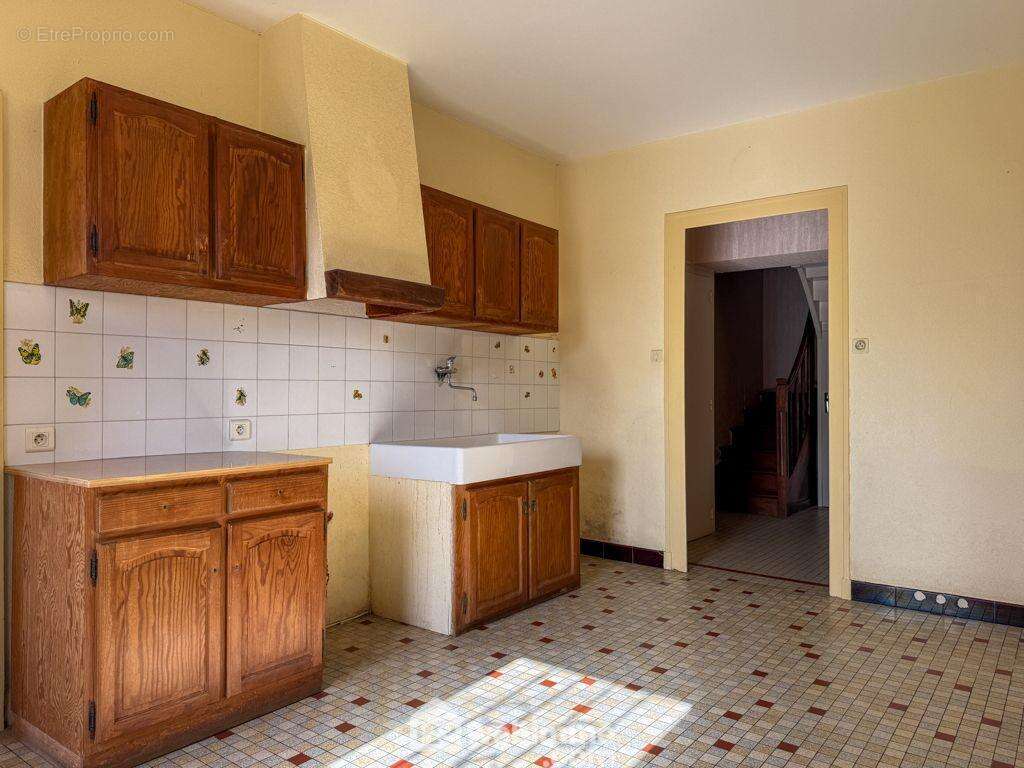 Au RDC, elle propose une cuisine séparée, - Maison à POUZAUGES