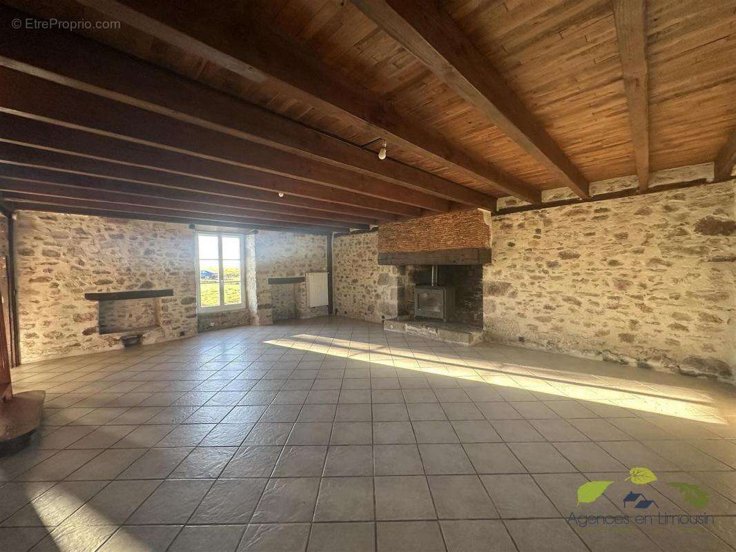 Maison à SAINT-LEONARD-DE-NOBLAT