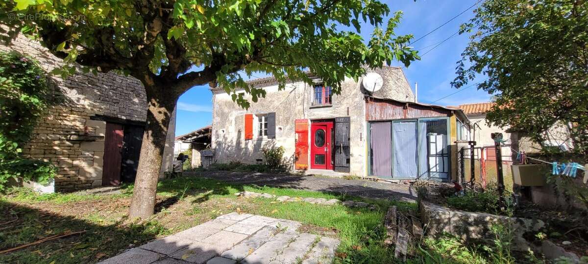 Maison et jardin devant - Maison à SAINT-MANDE-SUR-BREDOIRE