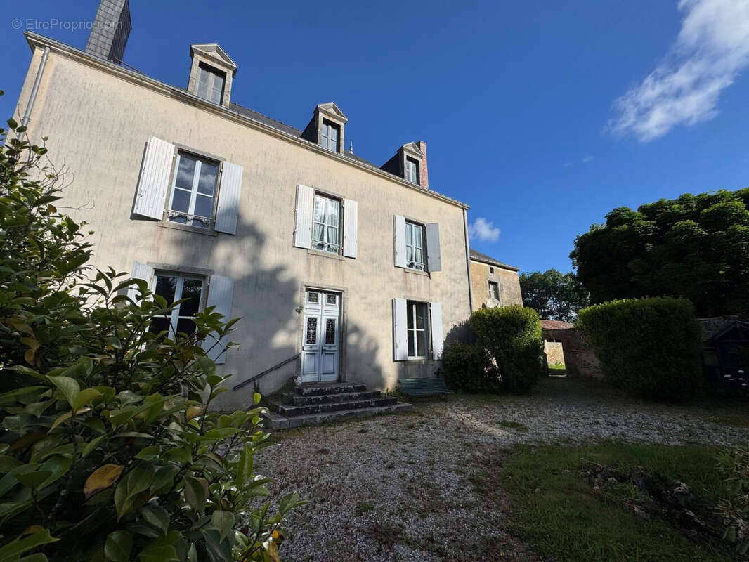 Maison 253 m² à Breuil-Barret  - photo 3