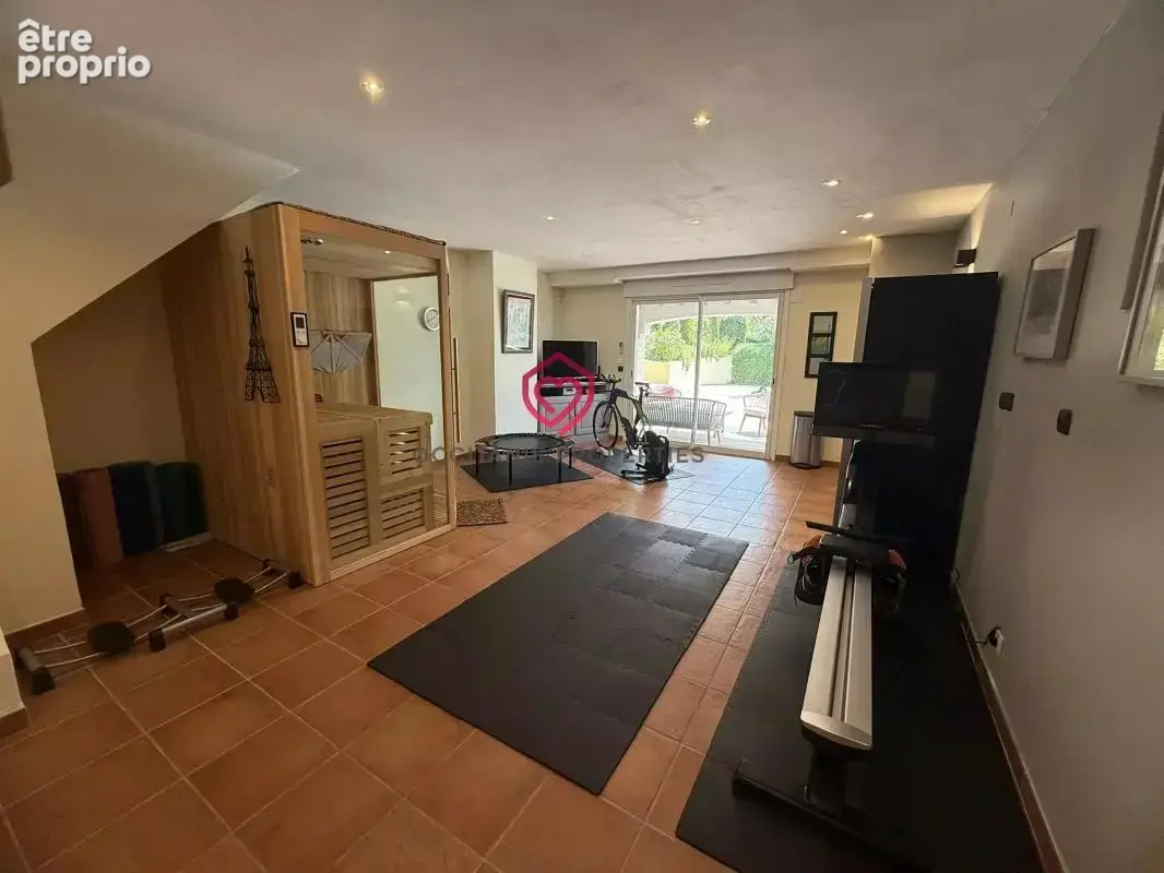 Magnifique maison avec un beau terrain, piscine et garage - photo 16