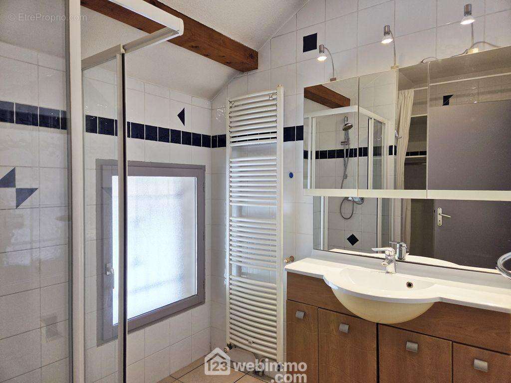 une salle de douche avec des rangements et un WC séparé complètent ce niveau.