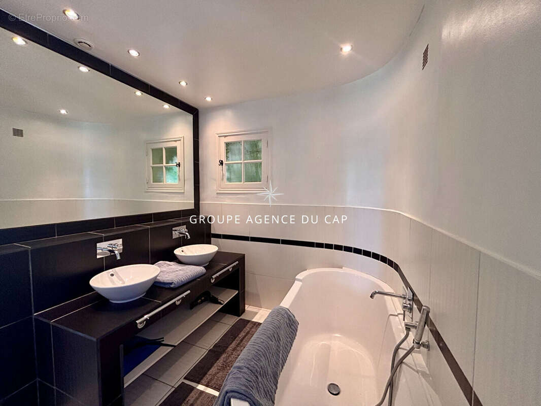 Maison à LES ISSAMBRES