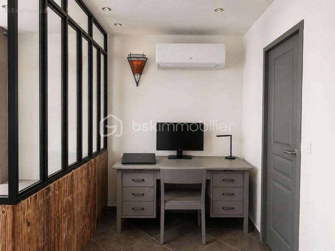 Ensemble immobilier composé d'une habitation R+1 de Type 3 de 138,60 m² habitables et d'un atelier de 121 m² - photo 4