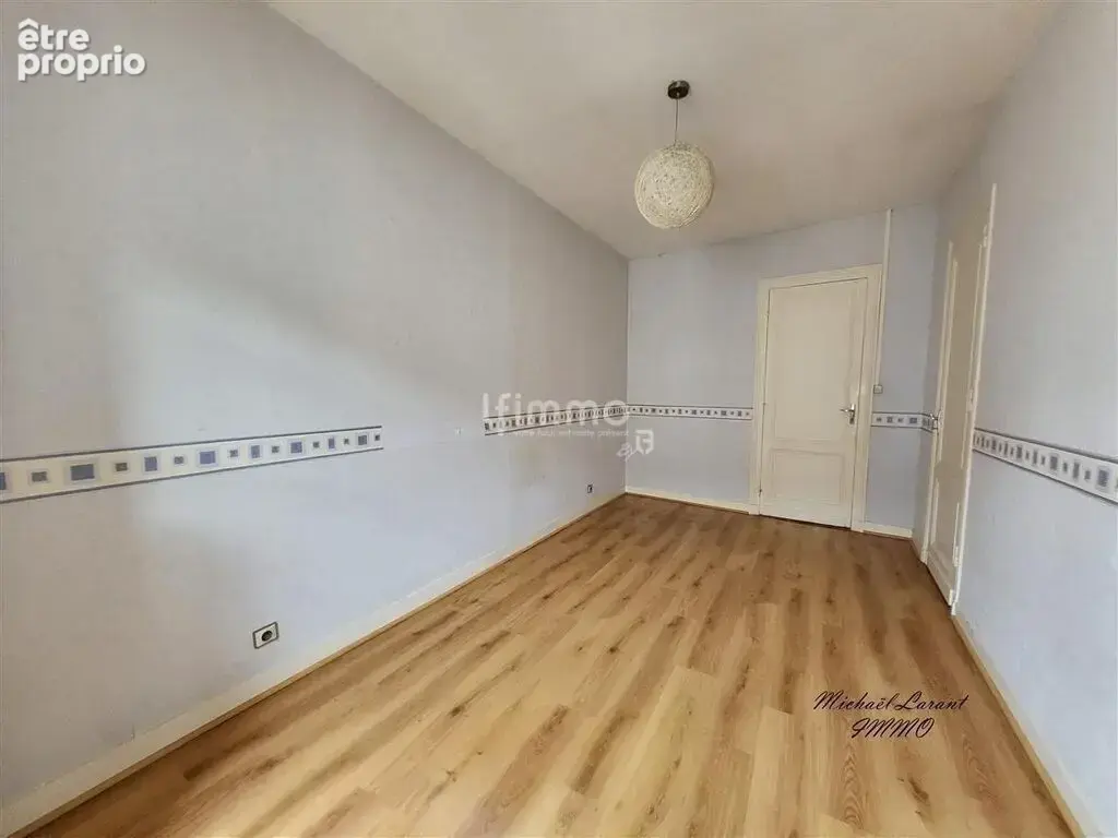 Local commercial loué + appartement + terrain - photo 3