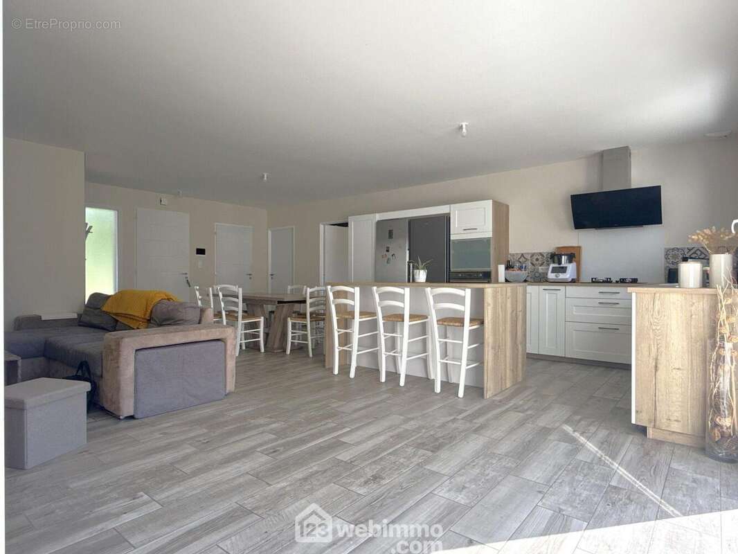 L'entrée avec WC séparé ouvre sur un ensemble d'environ 48 m2 : - Maison à LAVOUX