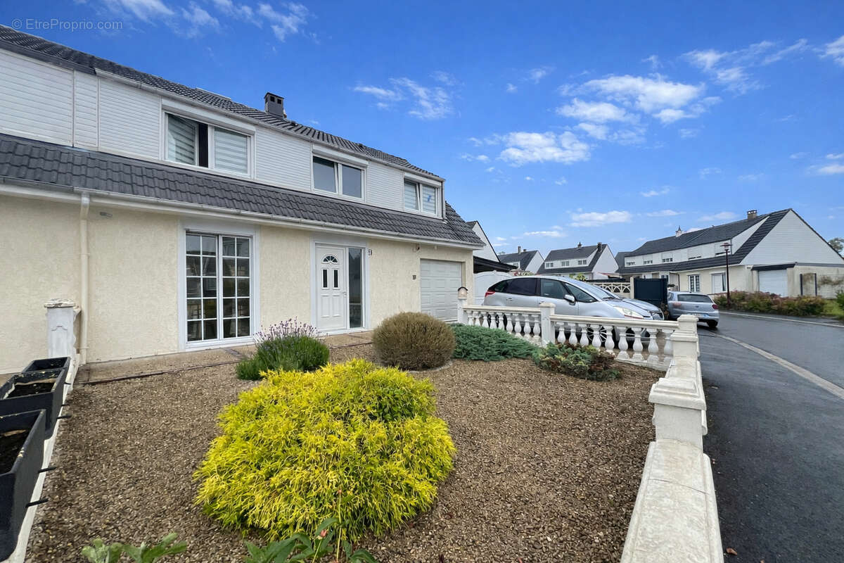 Maison à GUIGNICOURT