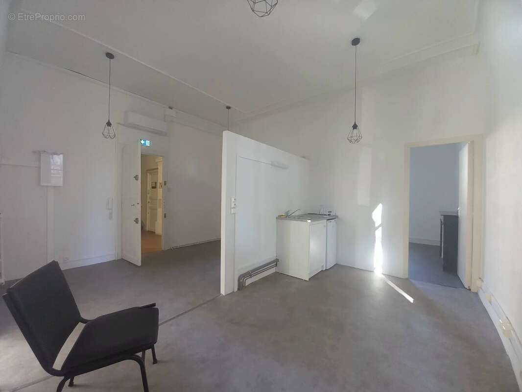 Élégant immeuble de style haussmannien avec jardin privé et fort potentiel d'investissement - photo 12