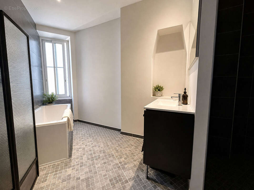 Marseille - Appartement de caractère de 139 m²  Vue mer & Place Jean Jaurès - photo 15