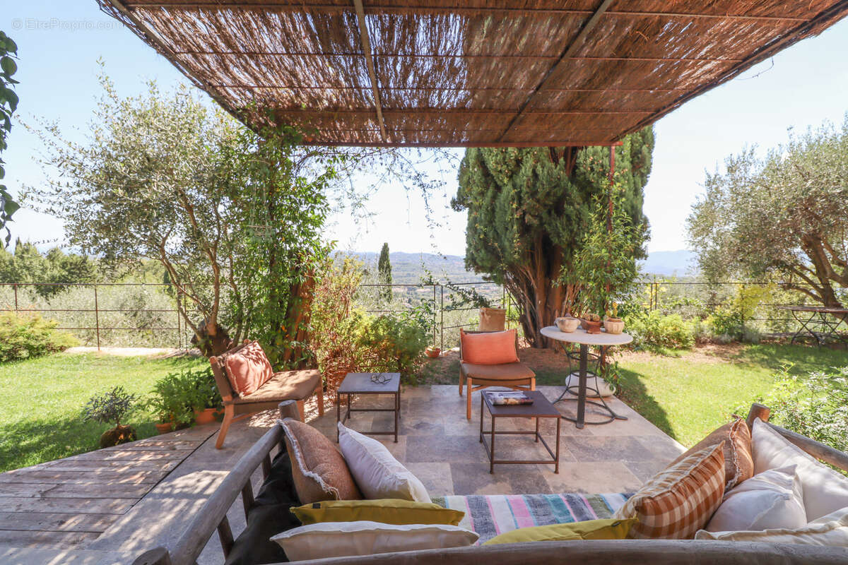 Maison à CHATEAUNEUF-GRASSE