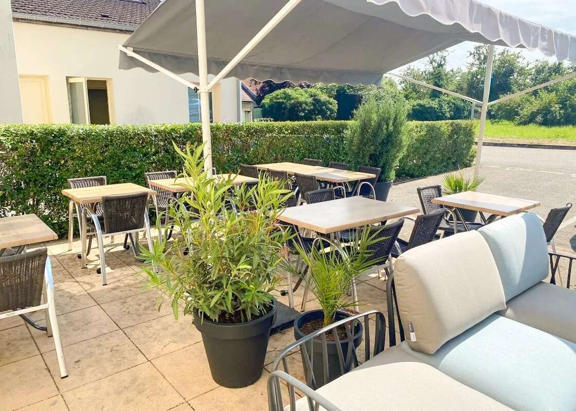 Commerce à MONTSAUGEON