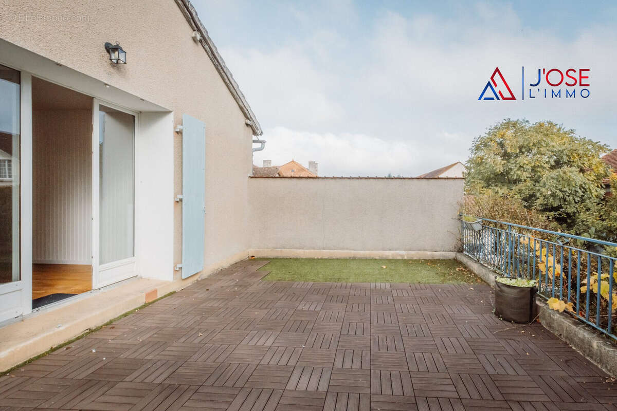 Terrasse en hauteur - Maison à MONTMORILLON