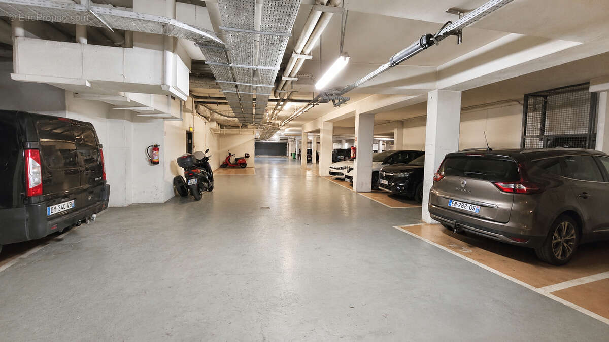 Parking à PARIS-18E