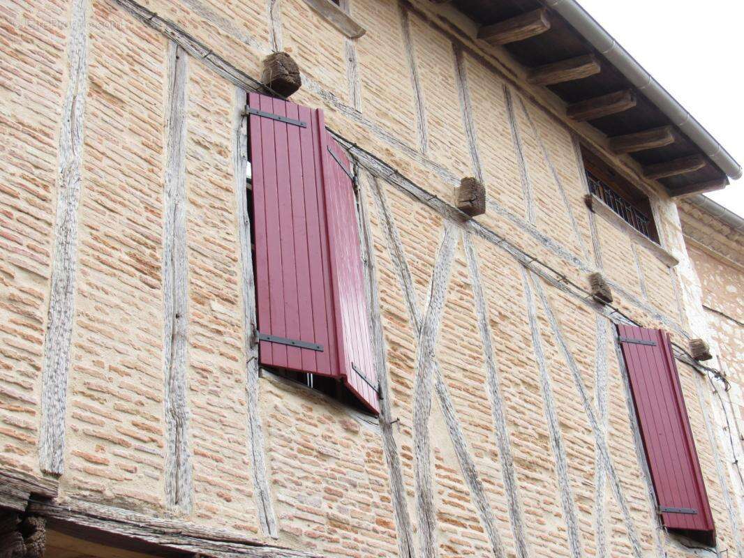 Grande maison medievale  de village entierement renovee dpe en b avec une petite maison qui sert de garage   290000€ - photo 5
