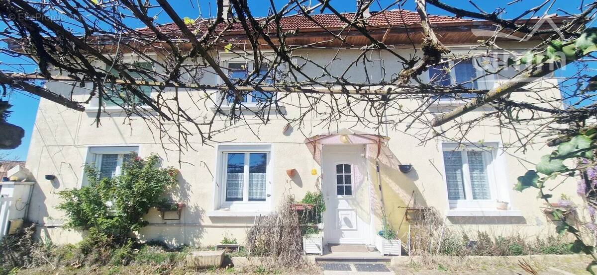 Maison à MONTAGNIEU
