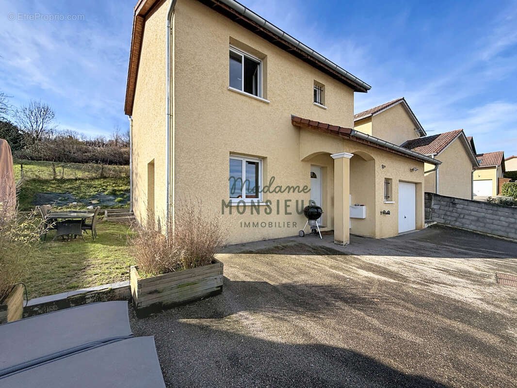 Maison à NIVOLAS-VERMELLE