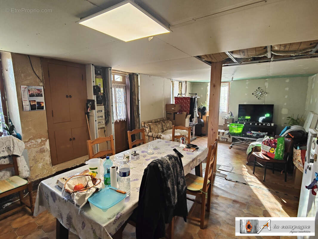 Maison à SAINT-JULIEN-LA-GENETE