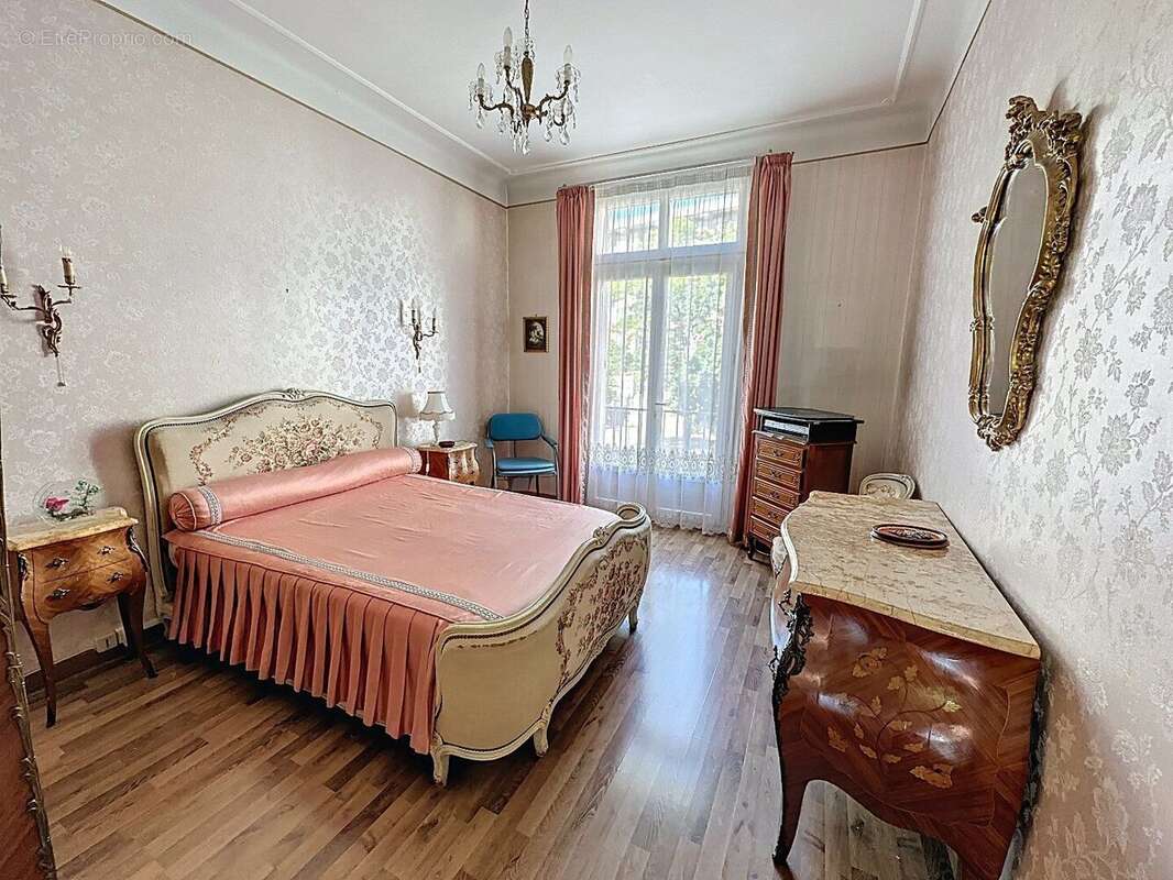 Avignon Intra-Muros Porte Saint Michel : 120 m² Traversant avec Balcon Idéal Famille, Profession Libérale ou Investisseur - photo 7