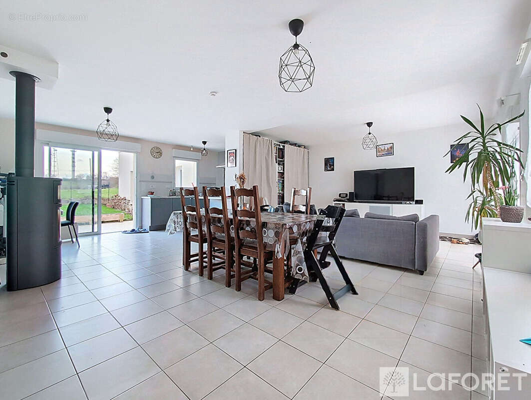 Maison à SAINT-GEORGES-DES-GARDES