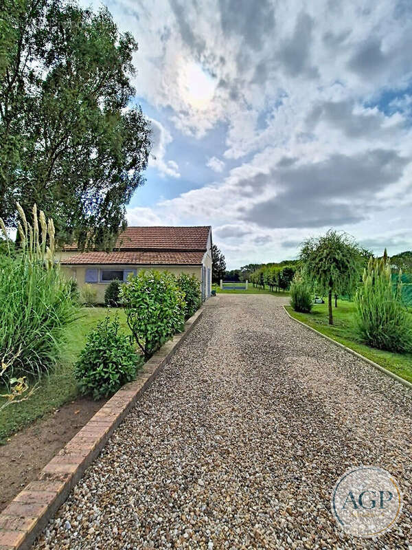 Maison à QUIERS-SUR-BEZONDE