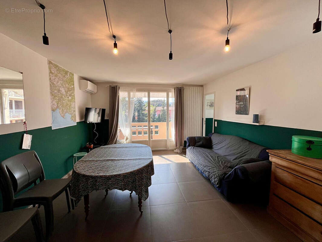 À deux pas des plages de La Ciotat Appartement T3/4 avec terrasse, aperçu mer et dernier étage - photo 4
