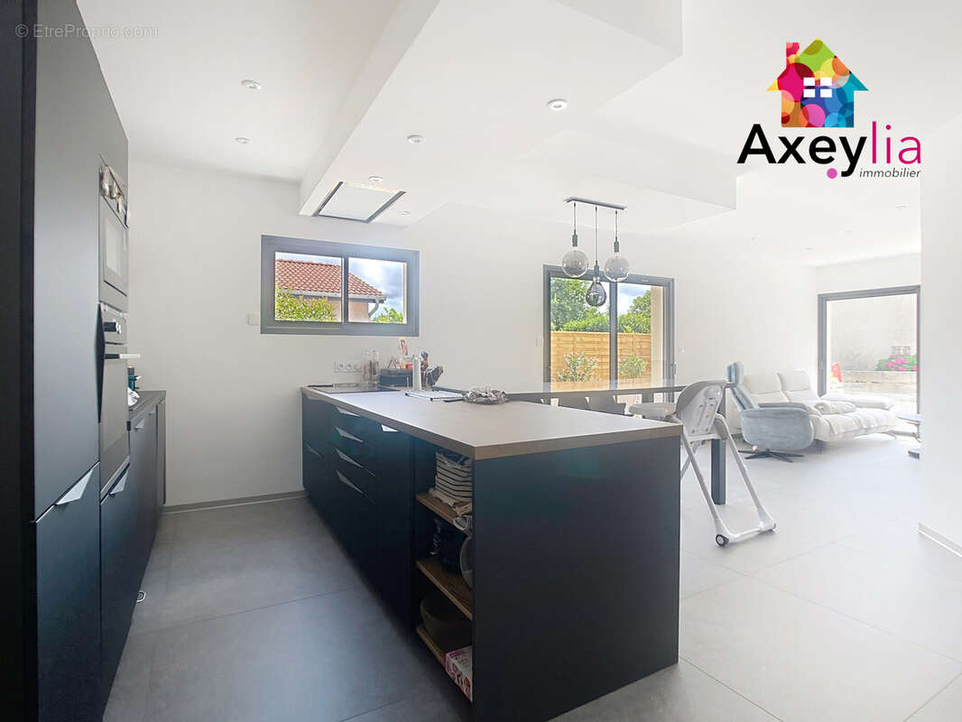 Maison à POUILLY-SOUS-CHARLIEU