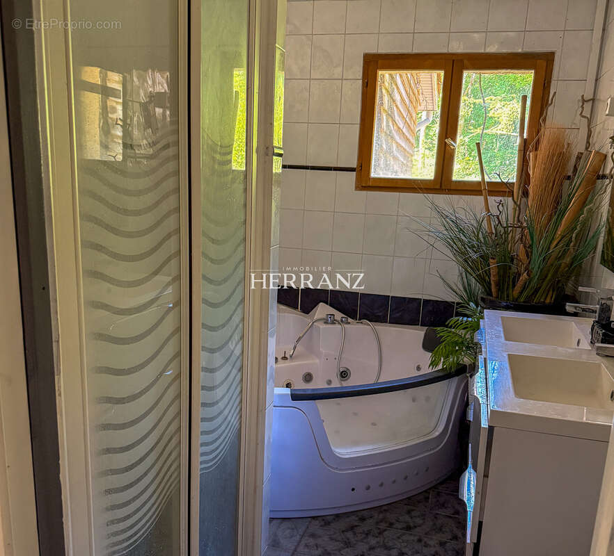 Maison  familiale 238 m2 au coeur d'un domaine boisé avec etang - photo 7