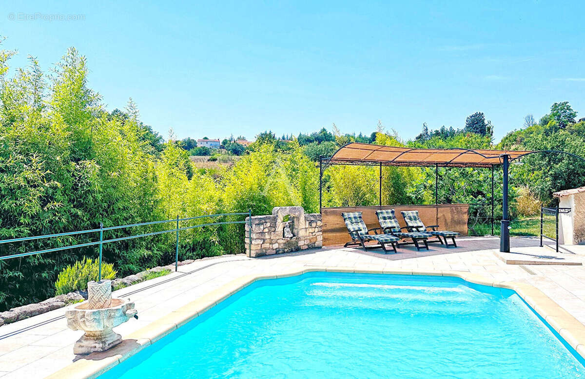 Superbe villa au calme et a la vue imprenable sur le château de cereste-en-luberon sur 7380m2 de terrain avec piscine - photo 9