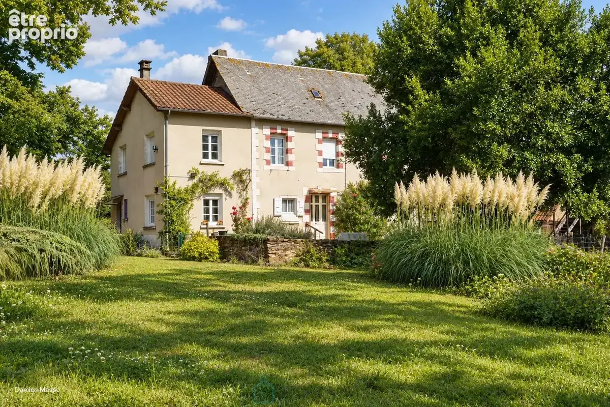 Ancien corps de ferme niché au coeur de 10 hectares de nature verdoyante et préservée, dans le Périgord vert. - photo 2