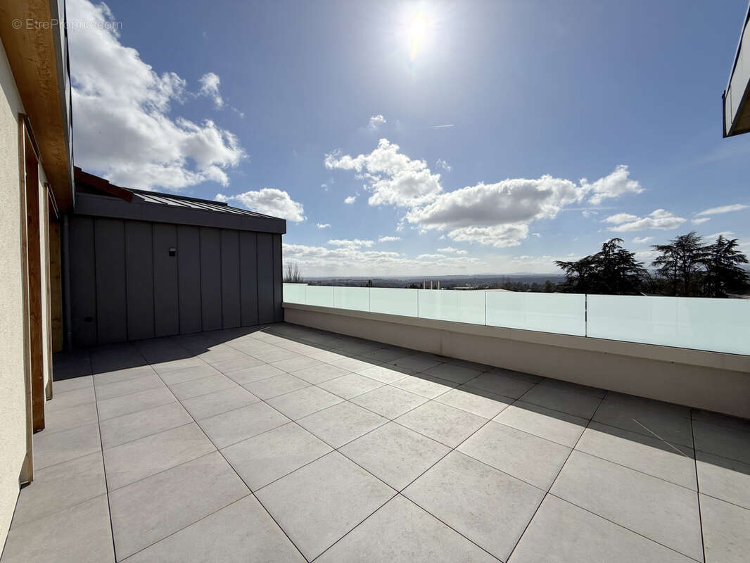 Appartement à LA TOUR-DE-SALVAGNY