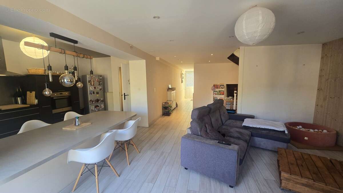 Maison à vendre 5 pièces d'environ 126m² à SAINT JEAN D'ANGELY (17) 4 chambres, 1 garage, proche centre ville, sur un terrain d' - photo 4