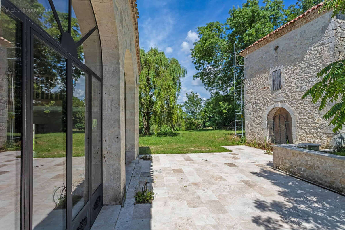 Stone property with renovation project - photo 2