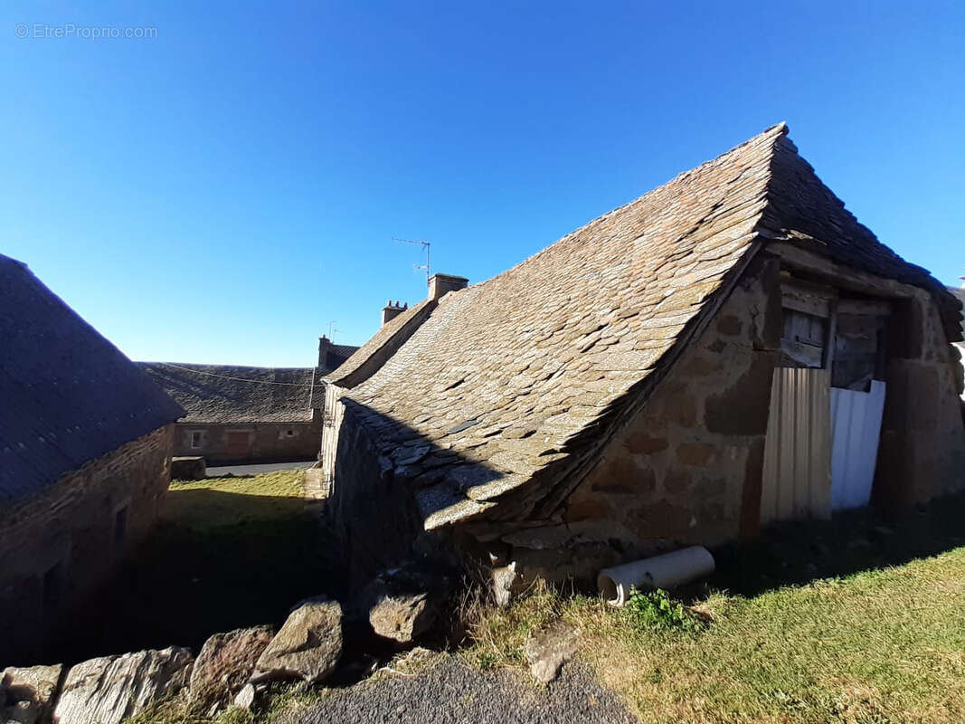 Corps de ferme avec cour et granges sur l'Aubrac - photo 3