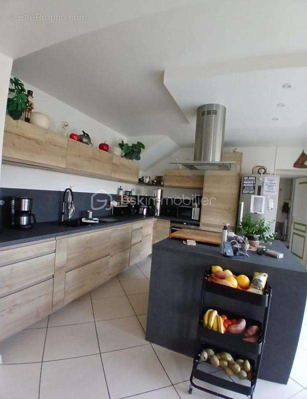 Maison spacieuse avec terrasse et vaste parking à vendre - photo 2