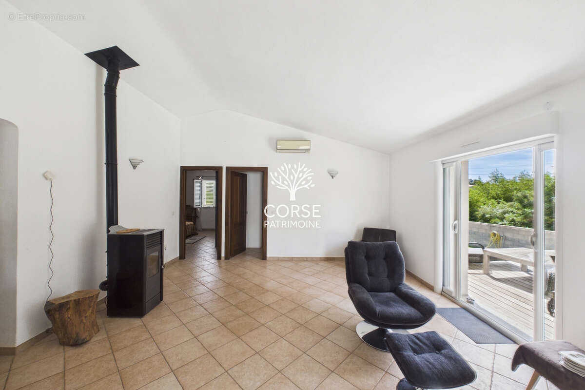 Maison individuelle avec piscine et garage - photo 3