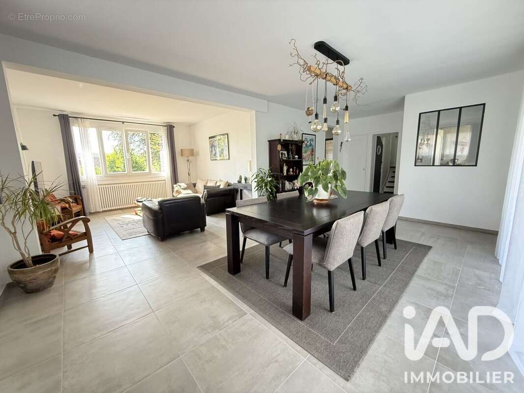 Maison 144 m² à Crecy-La-Chapelle  - photo 3