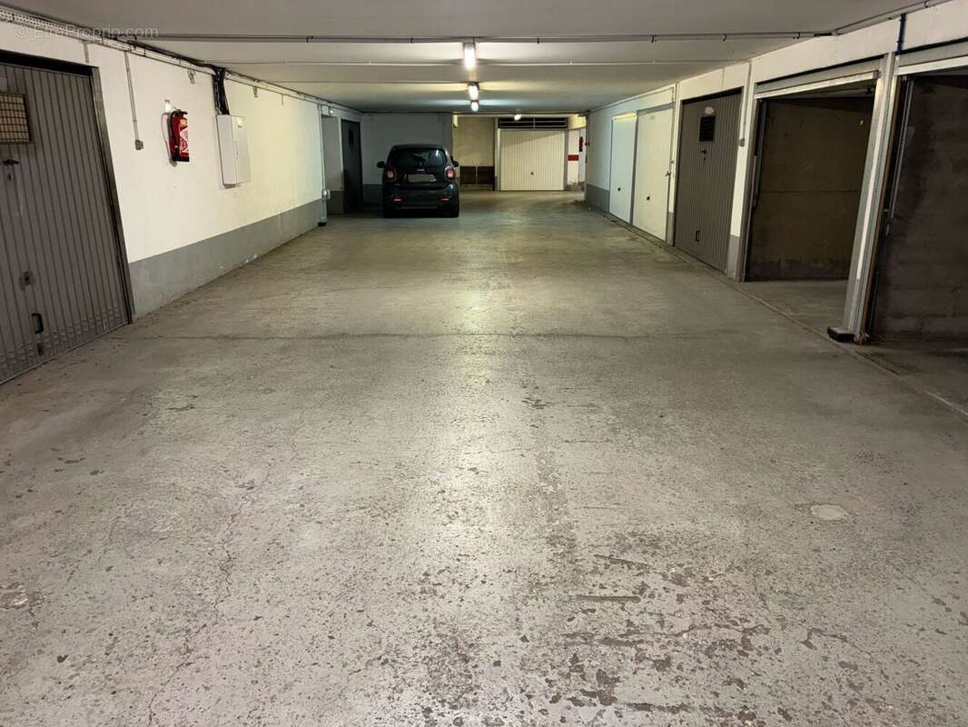 Parking à NEUILLY-SUR-SEINE