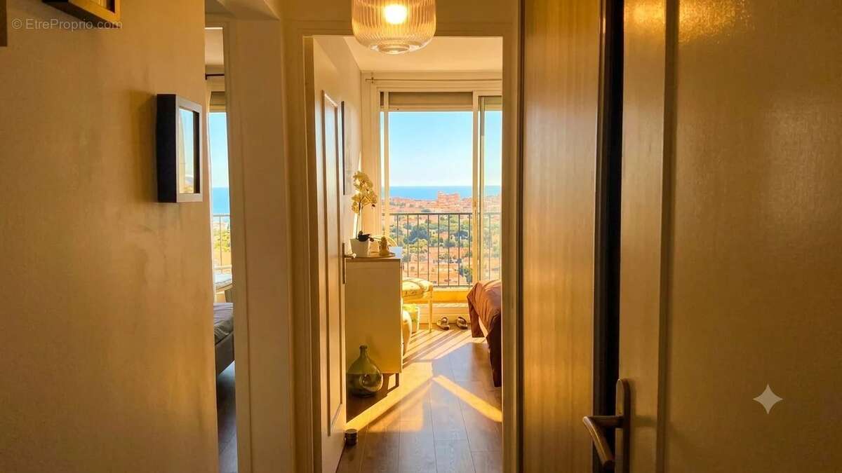 T3/t4 traversant de 87 m²  allée des pins– vue panoramique mer et collines – grand balcon – cave - photo 9