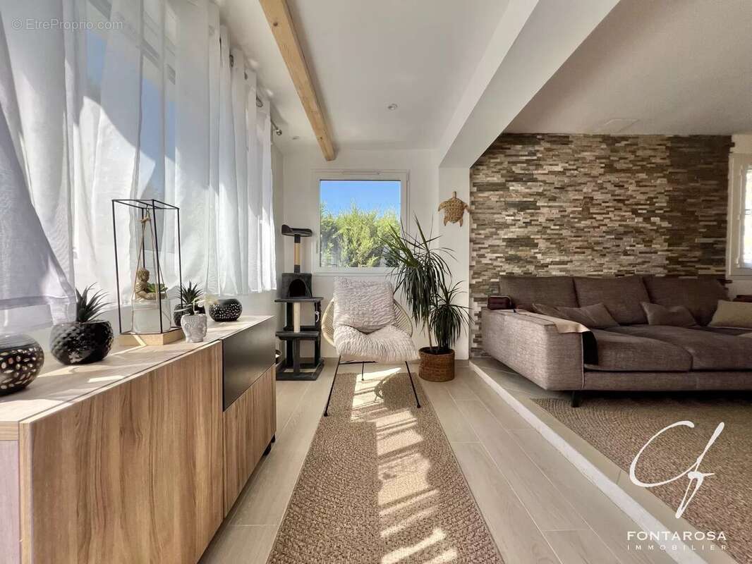 Maison à ROQUEBRUNE-SUR-ARGENS