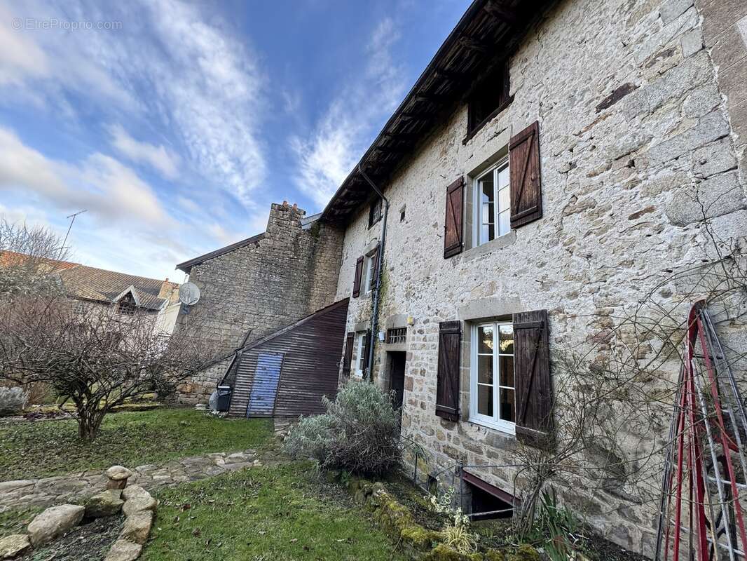 Maison à EYMOUTIERS