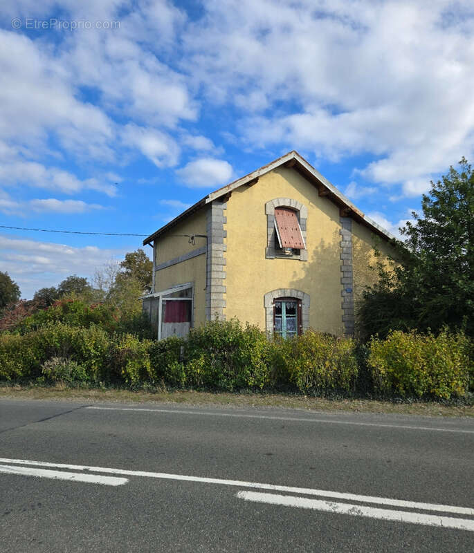 Maison à POILLE-SUR-VEGRE